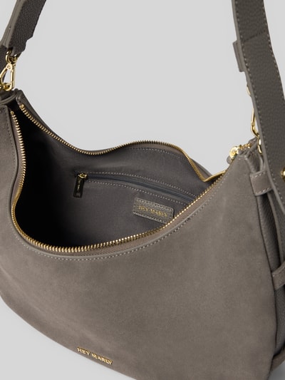 Produktfoto, Handtasche aus Kalbsleder Modell 'Lifetime Sister' von Hey Marly in Grau mit Reißverschluss, Label-Applikation und Schulterriemen, Damen Handtasche, Hauptfach und Innenfach sichtbar, glatte und matte Textur