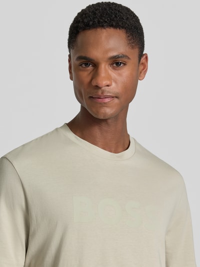 Mannenmodel draagt Regular Fit T-shirt uit puur katoen model 'TE_LOGO' van BOSS Orange, look: effen, logoprint, ronde hals, korte mouw, nahaufnahme bovenlichaam.