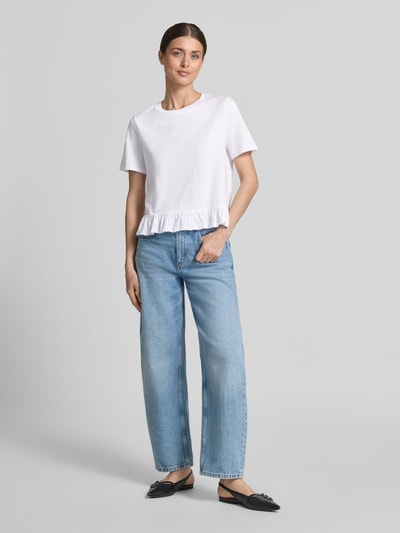 Frauenmodel trägt Relaxed Fit T-Shirt mit Volants von Tom Tailor Denim, Optik: Unifarben, Passform: Relaxed-Fit, Rundhals-Ausschnitt, Ärmelform: Kurzarm, Material: Reine Baumwolle, Ganzkörperansicht von vorne.