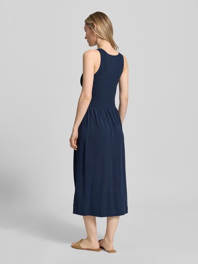 Vrouwenmodel draagt donkerblauwe A-lijn tricotjurk uit viscosemix model 'CALIBRI' van Weekend Max Mara, dames, volledige rugaanzicht.