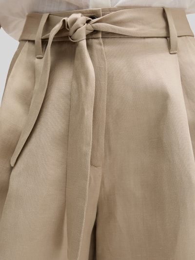 Frauenmodel trägt Relaxed Fit Shorts mit Leinen-Anteil von Marc O'Polo, Optik: Unifarben, Passform: Relaxed-Fit, High-Waist, Bundfalten, Stoffgürtel, Knopf und verdeckter Reißverschluss, Nahaufnahme Oberkörper.