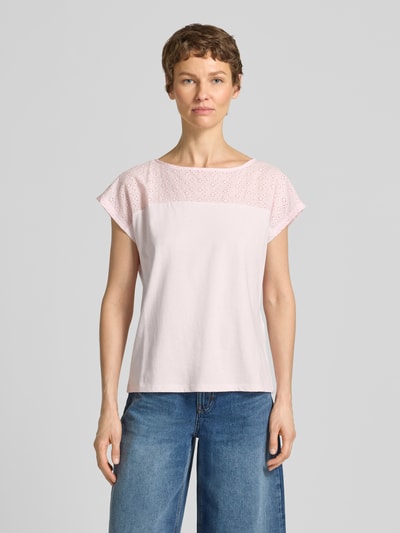 Frauenmodel trägt Regular Fit Blusentop aus reiner Baumwolle Modell 'JANNI' von Vero Moda, Optik: Unifarben, Passform: Regular-Fit, semitransparenter Besatz, U-Boot-Ausschnitt, Ärmelform: Kurzarm, Materialverarbeitung: Jersey, Farbe zartrosa, glatte Struktur, Ganzkörperansicht von vorne.