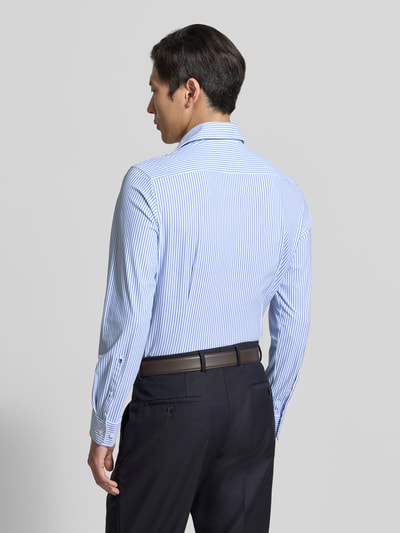 Männermodel trägt Slim Fit Business-Hemd mit Haifischkragen von SEIDENSTICKER, blauer Allover-Look, Material-Mix mit Stretch-Anteil, Rückenlänge 78 cm, Schulterbreite 44 cm, Ärmellänge 66 cm, Ganzkörperansicht Rückansicht.