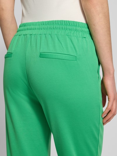 Frauenmodel trägt Slim Fit Stoffhose mit Viskose-Anteil Modell 'Kate' von ICHI, grün, Elastischer-Material-Mix, Detailaufnahme Rückansicht