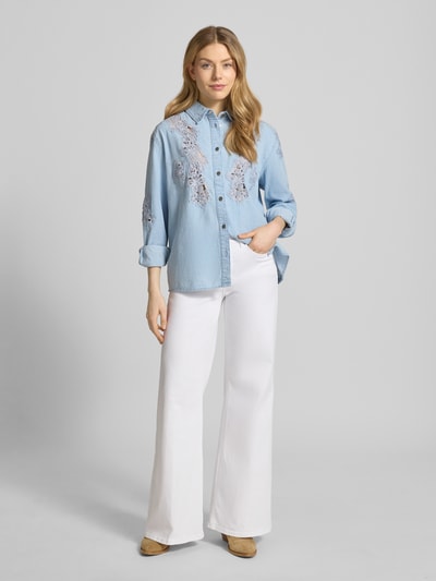 Modelka nosi Regular Fit Jeansbluse mit Stitchings od Liu Jo White z czystej bawełny, krój regular fit, kołnierzyk, guziki, całkowity przód.