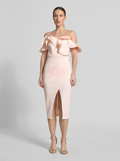 Frauenmodel trägt Slim Fit Midikleid mit Gehschlitz von Lipsy in hellem Rosaton, Elastischer-Material-Mix, Raffung, Ärmelloses-Design, Ganzkörperansicht von vorne. Rückenlänge 112 cm, Brustweite 30 cm.