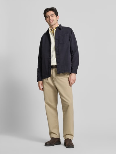 Männermodel trägt Regular Fit Hemdjacke aus reiner Baumwolle von Barbour, Optik: Unifarben, Ganzkörperansicht von vorne.