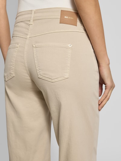 Vrouwenmodel draagt Loose Fit Jeans met 5-Pocket-Design van MAC in beige, katoen-modal-mix met stretch, detailopname achterzijde.