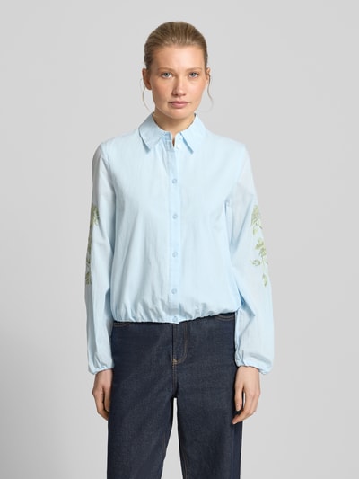 Frauenmodel trägt Relaxed Fit Langarmbluse aus reiner Baumwolle von s.Oliver RED LABEL, Optik: Unifarben, Hemdblusenkragen, Passform: Relaxed-Fit, Stickerei-Applikation, Rückenpasse mit Raffung, einreihige Knopfleiste, Ärmelabschluss und Rumpfabschluss elastisch, Material: Reine Baumwolle, Ganzkörperansicht von vorne.