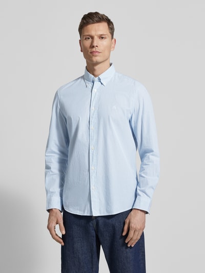 Männermodel trägt Regular Fit Freizeithemd aus reiner Baumwolle von Marc O’Polo mit hellblauem Streifenmuster, Knopfleiste, Ganzkörperansicht von vorne.