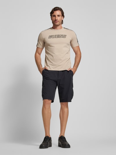 Guess Activewear T-shirt z napisem z logo model ‘ARLO’ Beżowy 1