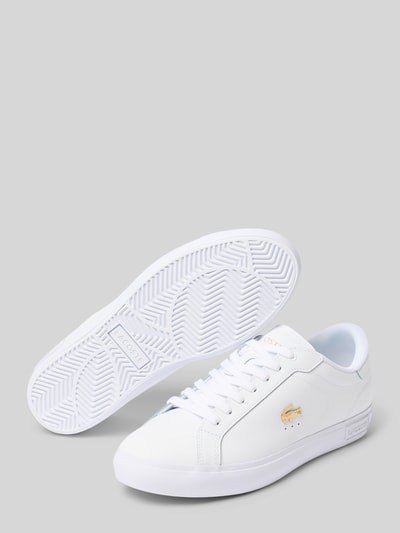 Produktfoto, Sneaker aus echtem Rindsleder von Lacoste in Weiß mit goldfarbenem Logo, Damen Sneaker von Lacoste, weiße Gummisohle