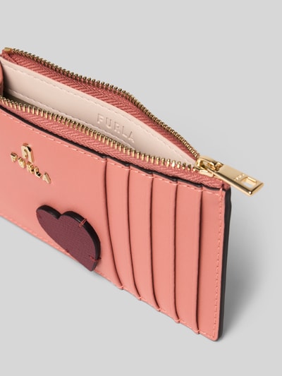Produktfoto, Kartenetui aus Leder Modell 'CAMELIA' von FURLA in Rosé mit Reißverschluss, mehreren Fächern und Label-Applikation, glatte Textur