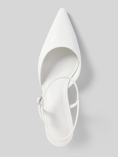 Produktfoto, Pumps aus echtem Leder Modell 'Adelaide' von Steve Madden in Weiß mit spitz zulaufender Form, dünnem Riemen und Pfennigabsatz, glatte Sohle, Absatzhöhe 4 cm, elegante und glatte Textur.