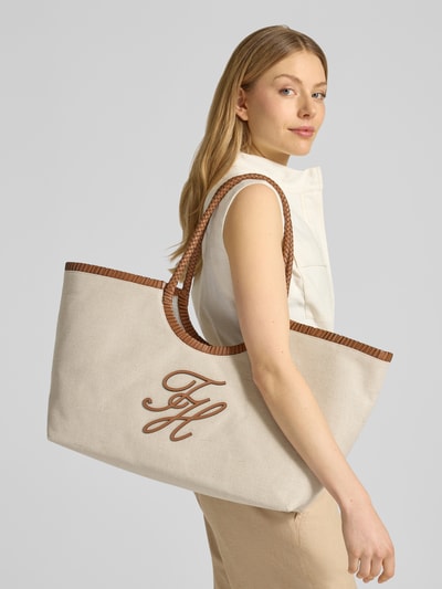 Kobiece modelka nosi torbę shopper 'Shopper aus reinem Leinen' od Tommy Hilfiger, efekt: jednolity kolor, aplikacja z logo, bez zapięcia, główna przegroda, materiał: len, zdjęcie całej sylwetki z przodu.