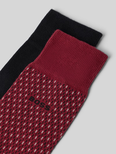 Produktfoto, Socken aus Baumwoll-Mix im 2er-Pack von BOSS, ein Paar in Schwarz, ein Paar mit rot-weißen Rauten, Herren Socken von BOSS