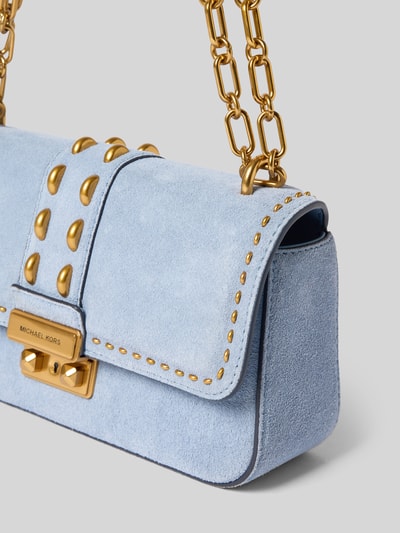 Produktfoto, hellblaue Handtasche mit Schulterriemen Modell 'TRIBECA' von MICHAEL Michael Kors, goldene Kettenelemente, Wildleder-Optik, sichtbare Nähte und Nieten, Überschlag mit Klickverschluss, Hauptfach, Maße: 23x13x7 cm, Schulterriemen 109 cm.