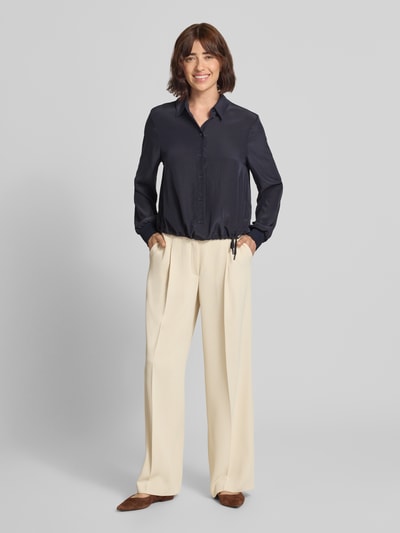 Frauenmodel trägt Regular Fit Bluse mit Tunnelzug von Marc Cain in Dunkelblau mit Hemdblusenkragen und Knopfleiste, Ganzkörperansicht von vorne.