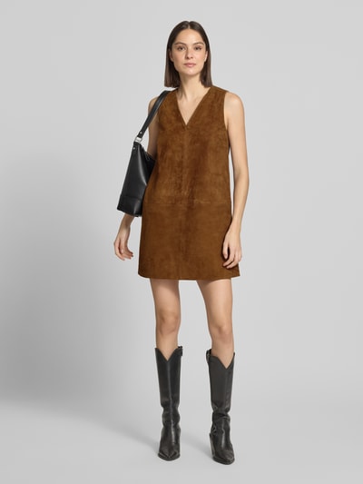 Kobiece model prezentuje Minikleid aus Leder mit V-Ausschnitt von Stefanel, brązowa skóra, krój prosty, dekolt V, zdjęcie całej sylwetki z przodu