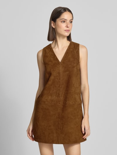 Modelka nosi Minikleid aus Leder mit V-Ausschnitt od Stefanel, kolor brązowy, prosty krój, szwy dzielące, skóra naturalna, długość tyłu w rozmiarze 36: 83 cm, szerokość w rozmiarze 36: 44 cm; widok całej sylwetki z przodu.