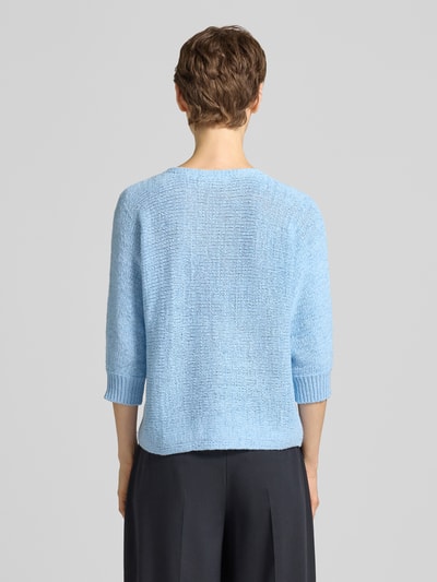 Vrouwenmodel draagt Strickpullover mit 3/4-Arm Modell 'Tapper' van FREE/QUENT in lichtblauw, regular fit, ruw gebreide textuur, rugaanzicht, context: dames strickpullover, ronde hals, ruglengte maat S 54 cm, mouwlengte 43 cm.