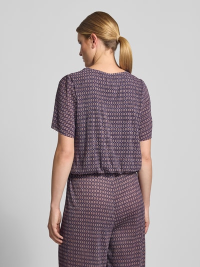 Vrouwenmodel draagt Regular Fit blouse met plooien-look van Rich & Royal, all-over bloemenprint, ronde hals, 1/2-mouwen, rugaanzicht.