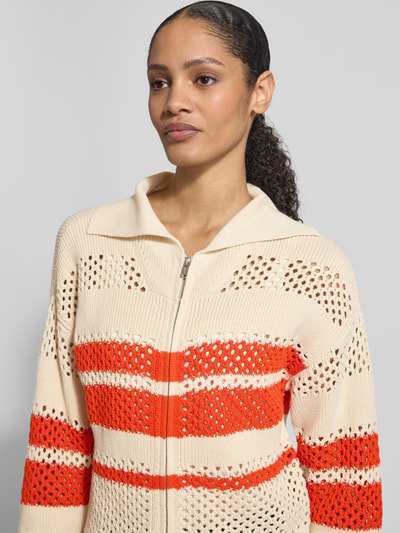 Vrouwenmodel draagt Cardigan met Umlegekragen en ritssluiting van Jake*s Casual van puur katoen in regular fit met platte kraag en ritssluiting, beige met oranje strepen, nahaufnahme bovenlichaam.