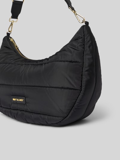 Produktfoto, Bauchtasche mit Steppnähten Modell 'Lifetime Buddy' von Hey Marly in Schwarz mit metallic Label-Detail, Hauptfach mit Reißverschluss, abnehmbarer Schulterriemen, seitliche Ansicht, Damen Accessoire