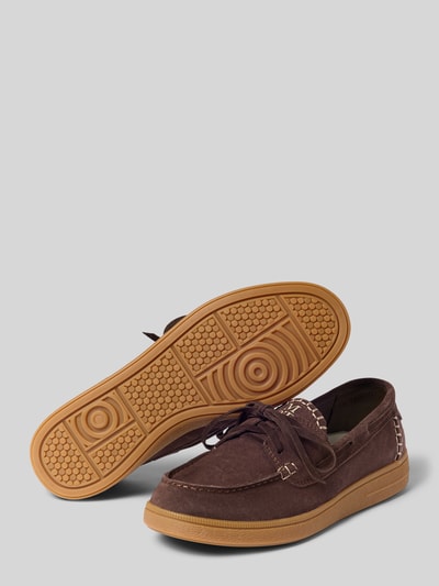 Produktfoto, Loafer aus echtem Rindsleder von Marc O'Polo in brauner Wildlederoptik, abgerundete Schuhspitze, flache Absatzform, Label-Applikation, Schleife, Schlupf/offen, leicht profilierte Sohle, Velours Materialverarbeitung