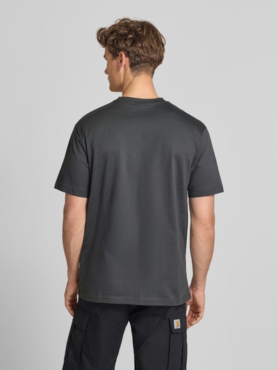 Männermodel trägt Relaxed Fit T-Shirt aus reiner Baumwolle Modell 'FRED LIFE' von Only & Sons, Optik: Unifarben, Ganzkörperansicht Rückansicht.