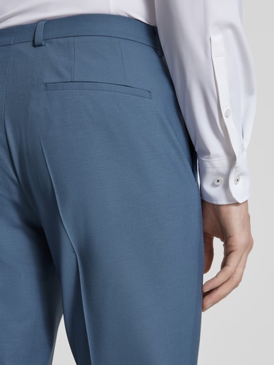 Männermodel trägt Slim Fit Anzug aus Woll-Mix Modell 'ARTI-HESTEN' von HUGO, niebieski, gładka struktura, detal z tyłu, zbliżenie tylnej części.