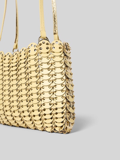Produktfoto, Shoulder Bag in metallic von Rabanne mit Gliederketten-Optik, Logo-Detail, offenes Hauptfach, lange Schulterriemen, metallic Textur, Breite 23 cm, Länge 16 cm, Tiefe 3 cm.