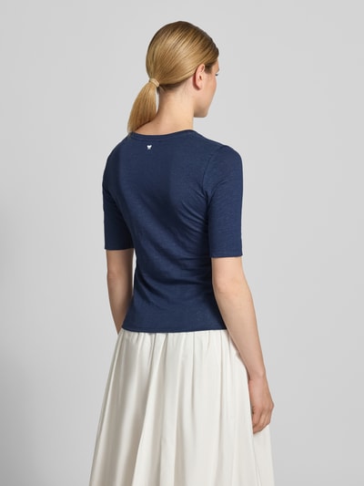 Frauenmodel trägt Regular Fit T-Shirt aus Leinen-Mix Modell 'OPZIONE' von Weekend Max Mara in Dunkelblau, Feinstrick, Ganzkörperansicht Rückansicht.