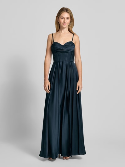 Modelka kobieca ma na sobie Sukienka wieczorowa 'Abendkleid mit Wasserfall-Ausschnitt' od Mascara, satyna, taliowany krój, cienkie ramiączka, lejący dekolt, bez rękawów, wszyty zamek błyskawiczny z tyłu, nieprzezroczysta halka pod sukienkę, długość do ziemi, długość tyłu w rozmiarze 36: 160 cm, szerokość w rozmiarze 36: 37 cm, ciemnoniebieska, jednolita, gładka tekstura materiału, widok całej sylwetki z przodu.