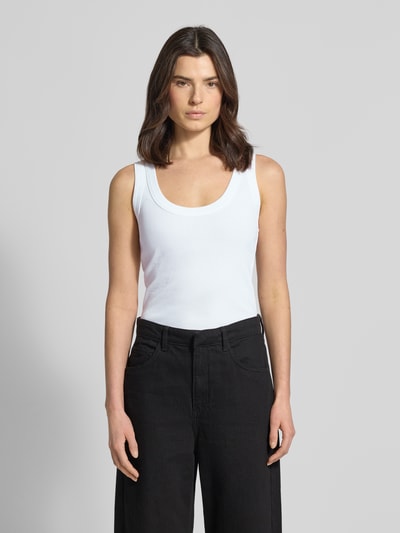 Modelka kobieca nosi Tanktop in Ripp-Optik Modell 'TAVIRA' od Drykorn, biała bawełna, krój slim fit, dekolt okrągły, widok całej sylwetki z przodu.