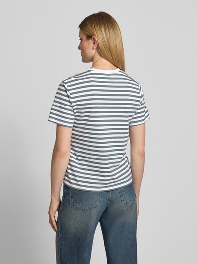 Frauenmodel trägt T-Shirt mit Rundhalsausschnitt Modell 'NORA' von VILA aus Baumwoll-Elasthan-Mix mit Regular-Fit und gestreiftem Muster, Rückenlänge bei Größe S 57 cm, Ganzkörperansicht Rückansicht.