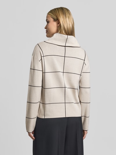 Frauenmodel trägt Pullover mit Rollkragen Modell 'NOS AUGUST' von BETTY BARCLAY in Beige mit Gitterkaro und Strickoptik, langarm, abgerundeter Rumpfabschluss, Ganzkörperansicht Rückansicht.