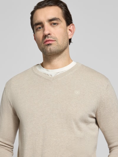 Männermodel trägt Regular Fit Pullover aus reiner Baumwolle van Tom Tailor, effen, logo-stitching, crew neck, V-hals, fijngebreid, langemouw, geribde boorden, materiaal katoen. Nahaufnahme Oberkörper