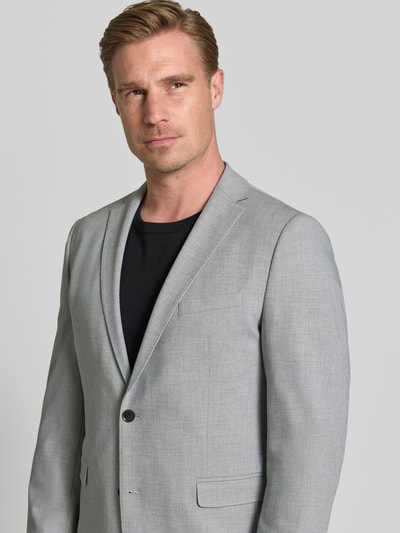 Männermodel trägt Slim Fit Sakko mit Viskose-Anteil von s.Oliver BLACK LABEL in Hellgrau, feine Webstruktur, Nahaufnahme Oberkörper.