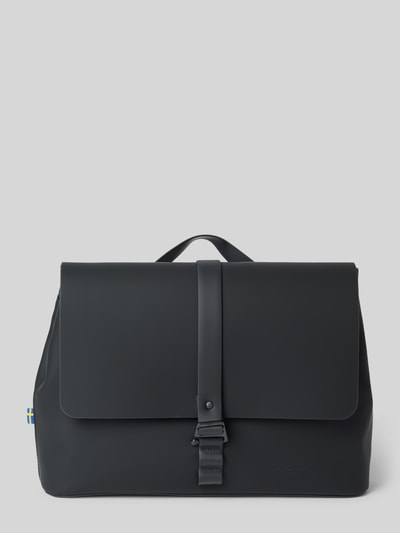 Produktfoto, Crossbody Bag mit Tragehenkel van GASTON LUGA voor heren in zwart, rechthoekige vorm, gladde textuur, met overslag en haaksluiting, afneembare schouderriem, korte draaghendel, voor- en achtervakken met ritssluiting, afmetingen: 32x25x8 cm, schouderriem 106 cm.