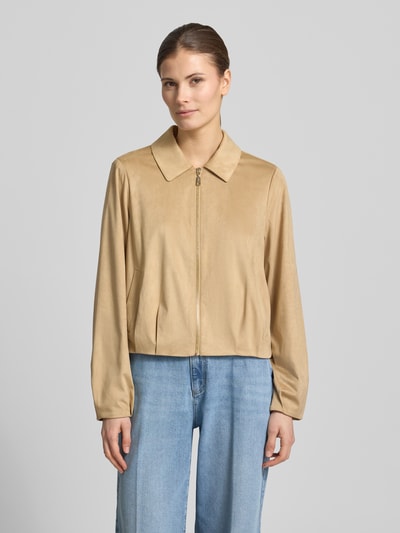 Modelka kobieca nosi Regular Fit Blazer in Leder-Optik von comma w beżowym kolorze, materiał-mix z dodatkiem stretchu, krój regular fit, efekt skóry, kołnierz wykładany, zamek błyskawiczny, kieszenie wpuszczane, długość tyłu w rozmiarze 36: 52 cm, szerokość w rozmiarze 36: 47 cm, długość rękawa w rozmiarze 36: 61 cm, gładka tekstura, widok całej sylwetki z przodu.