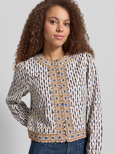 Vrouwenmodel draagt Regular Fit blouson uit puur katoen model 'KIM' van Pepe Jeans met all-over motief, popeline, labelstitching, lange mouw, knoopsluiting, gestreept binnenmotief, voorkant bovenlichaam close-up.