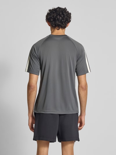 Männermodel trägt Regular Fit T-Shirt mit Label Print von adidas Sportswear, Optik: Unifarben, Kontraststreifen, Kurzarm, Ganzkörperansicht Rückansicht.