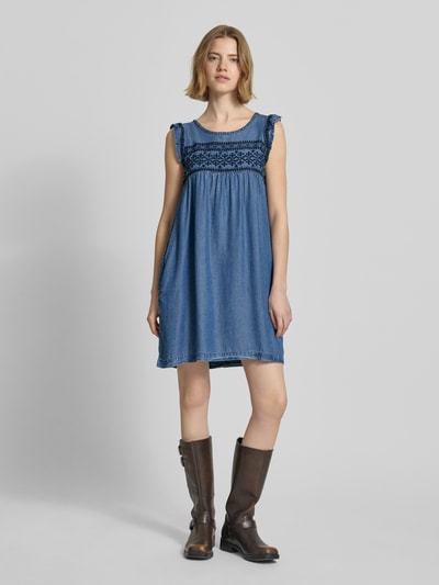 Vrouwenmodel draagt tailliertes Jeanskleid aus Lyocell Modell 'CINDY' van Pepe Jeans in blauwe denim look met motiefstiksel, mini lengte, ronde hals, kapmouwen, rechte zoom, zijzakken, ooge- en knoopsluiting, labelapplicatie, getailleerde fit, materiaal lyocell, vooraanzicht hele lichaam.
