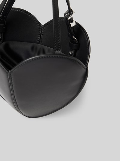 Produktfoto, Crossbody Bag aus echtem Leder von ROTATE in Schwarz mit Ziernaht, eingefassten Abschlüssen und schmalem Schulterriemen.