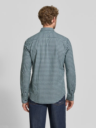 Männermodel trägt Regular Fit Freizeithemd mit Button-Down-Kragen von LERROS, mieszanka bawełny, wzór na całej powierzchni, Brustasza, wyhaftowane logo, Długość tyłu w rozmiarze M: 75 cm, Szerokość w rozmiarze M: 43 cm, Długość rękawów w rozmiarze M: 70 cm, widok całego ciała od tyłu