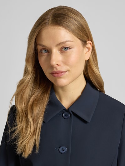 Frauenmodel trägt Regular Fit Blazer mit Umlegekragen von Betty Barclay in Dunkelblau, Elastischer-Material-Mix, Nahaufnahme Oberkörper. Pattentaschen, durchgängige Knopfleiste, taillierte Passform, Rückenlänge 49 cm, Brustweite 47 cm, Ärmellänge 52 cm bei Größe 36.