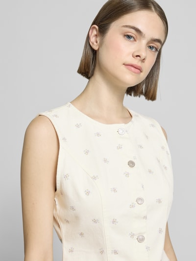 Frauenmodel trägt Regular Fit Weste aus reiner Baumwolle Modell 'NAOMI' von Only, Optik:Allover-Muster, florale Details, Knopfleiste, Twill, Nahaufnahme Oberkörper.