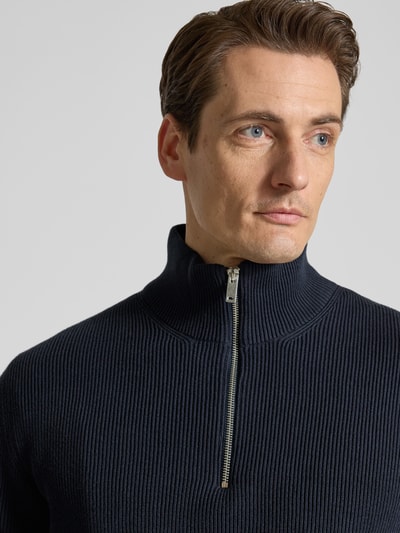 Männermodel trägt Strickpullover mit Stehkragen und Reißverschluss von Lindbergh, Ripp-Optik, Regular Fit, Nahaufnahme Oberkörper.