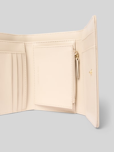 Produktfoto, Portemonnaie mit Label-Detail Modell 'FOXY' von VALENTINO BAGS, beige, glatte Oberfläche, mehrere Fächer, Hauptfach mit Druckknopfverschluss, elegante Optik
